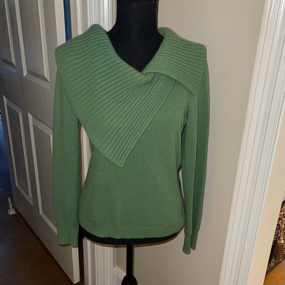 Bloomingdale's Sweaters - Women’s Bloomingdale’s sweater in a size M.. Great condition!!